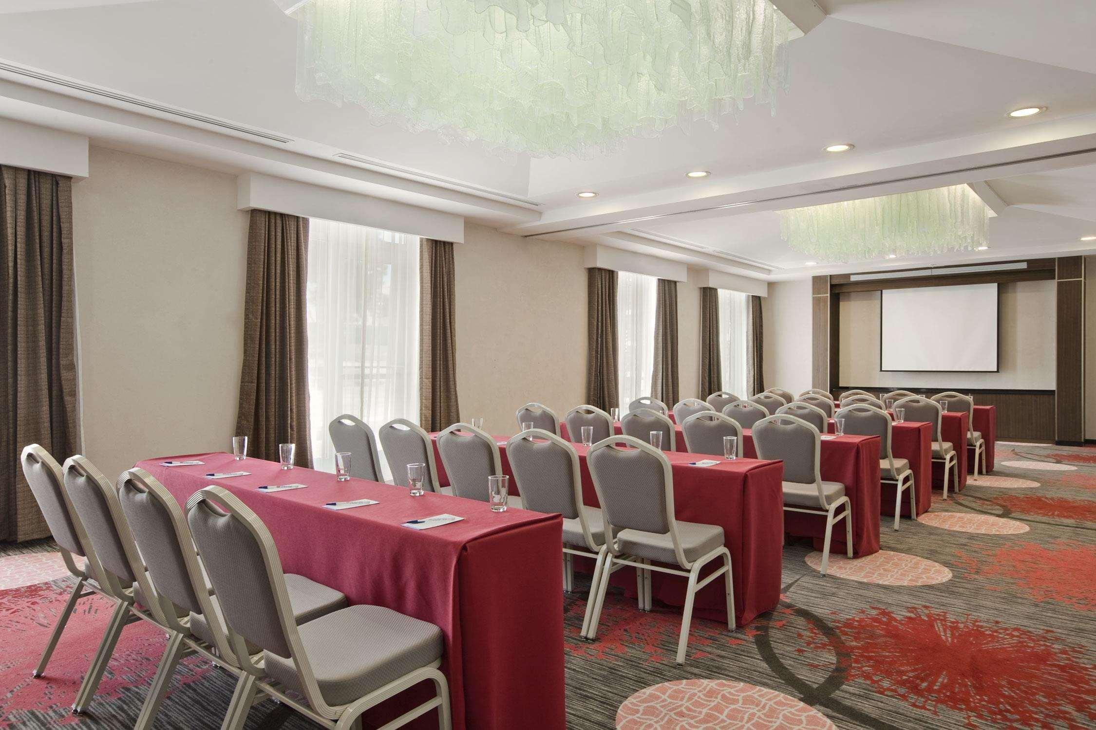 Hilton Garden Inn Тустла-Ґутьєррес Бізнес фото